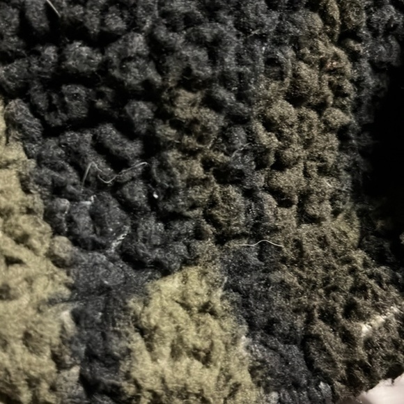 VIctoria Secret PINK CAMO Sherpa - Picture 6 of 6